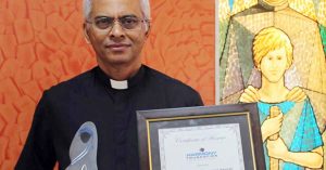 Premio Madre Teresa para el Padre Tom