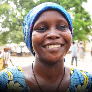 Moukpe fue una de las primeras mujeres que empezaron los cursos de alfabetización para la mujer rural puestos en marcha desde el Centro Don Bosco de Kara. “En esa primera fase, el proyecto comenzó con 50 mujeres. Hoy, más de 1.000 mujeres reciben una educación elemental gracias a este proyecto”, explican los misioneros salesianos