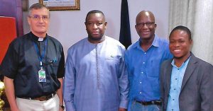 El nuevo presidente de Sierra Leona recibe al director de Don Bosco Fambul