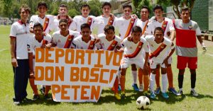 El fútbol transforma la vida de los jóvenes en Petén