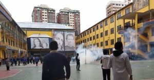 Gases lacrimógenos de la policía en el colegio salesiano de La Paz