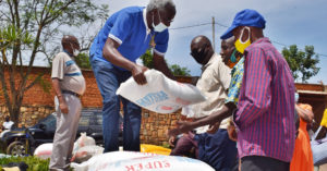 Reparto de comida en los centros juveniles salesianos de Ruanda para los más afectados por la pandemia