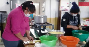 Largas filas para recoger comida en los comedores sociales salesianos de Argentina