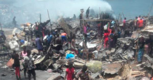 Ayuda urgente para cientos de menores que han perdido su hogar en el incendio de un suburbio en Freetown