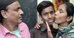 Muhammed, el niño perdido en la estación de trenes de Chennai (India) que encontró a sus padres nueve años después