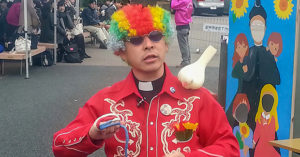 La magia de Don Mickey, el salesiano japonés que traslada con sus trucos la alegría de Don Bosco a los jóvenes