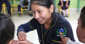 Felisa, la joven campesina indígena que vive a tres horas de la universidad en Ecuador y sueña con ser enfermera
