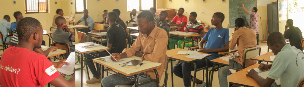 Alfabetización de 3.000 jóvenes y adultos en Angola