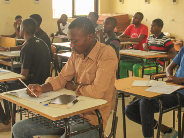 Alfabetización de 3.000 jóvenes y adultos en Angola